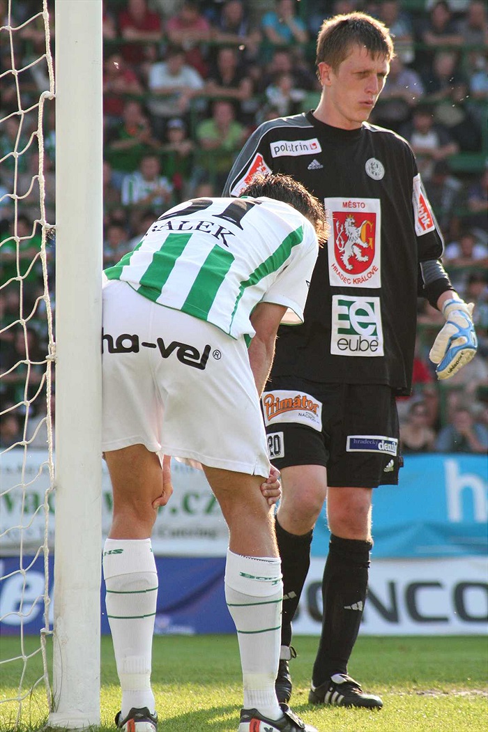 Byl to náročný zápas. U tyče odpočívá Bálek.