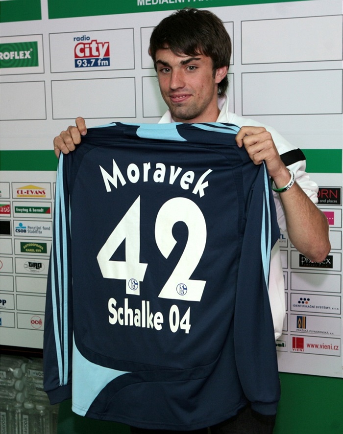Honza Morávek s dresem, ve kterém v lednu odehrál přípravný zápas.