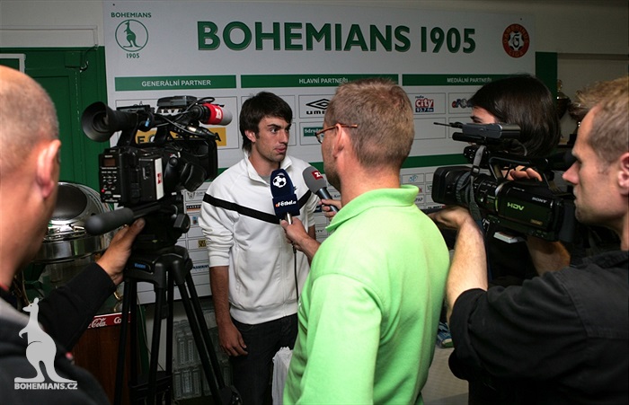 Mori v obležení mikrofonů a kamer.