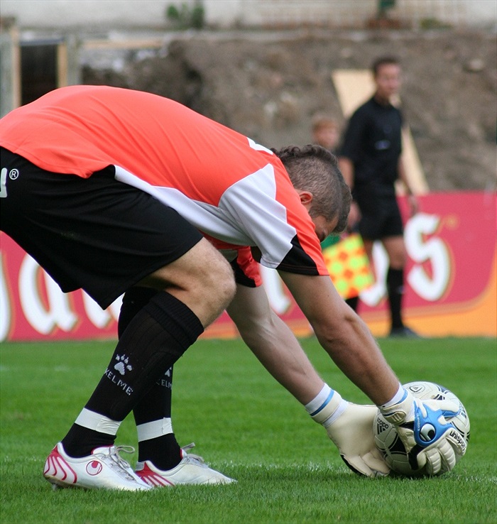 Gólman Sňozík se chystá na výkop.