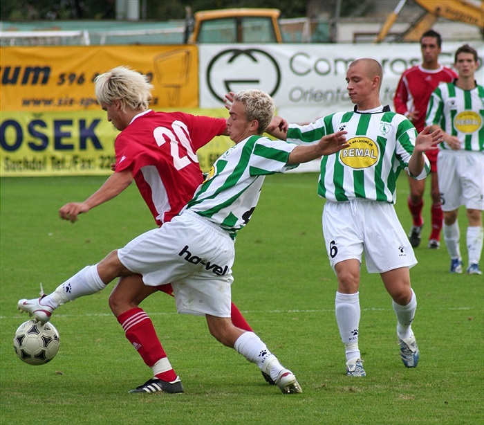Mladý Uchytil bojuje uprostřed pole.