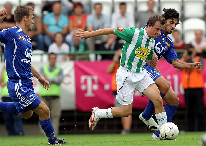 Ivan Hašek se probíjí středem.