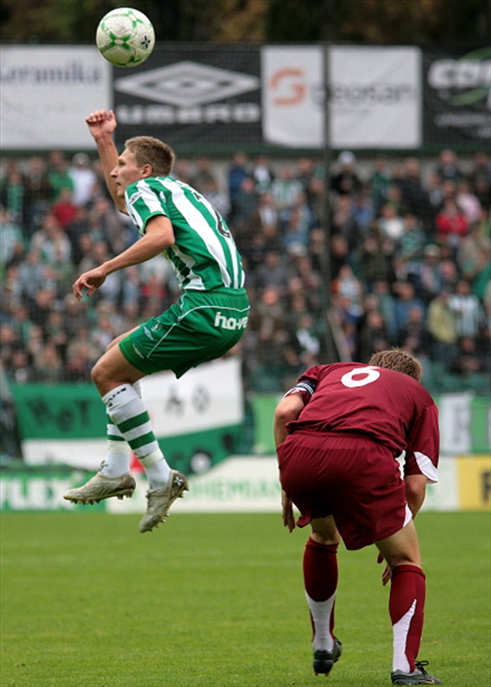 Škoda v hlavičkovém souboji.