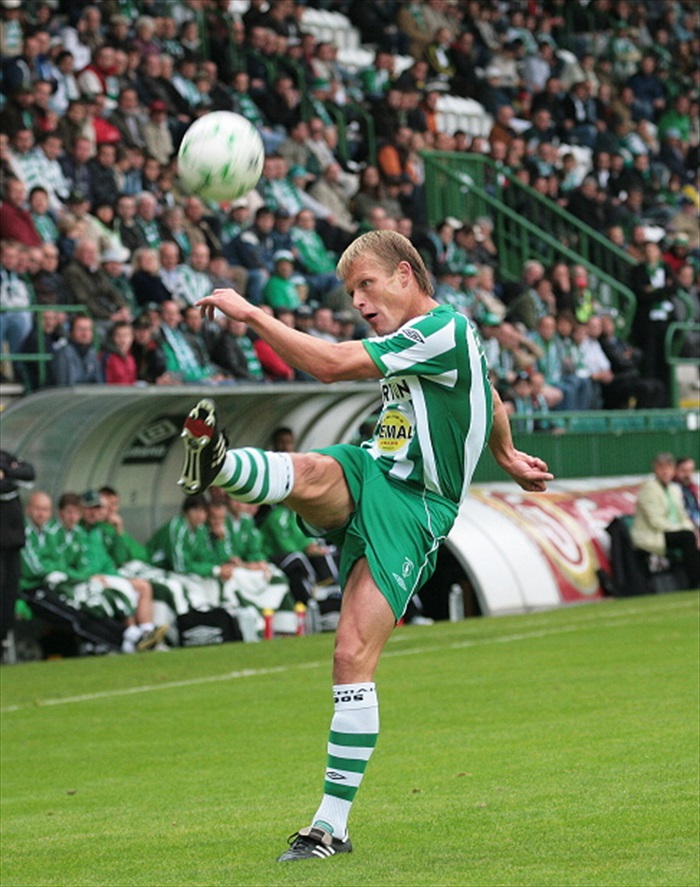 Slezi nakopává míč do vápna.