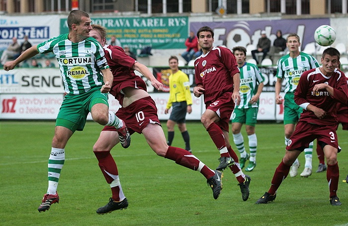 Niklova nebezpečná hlavička na branku.