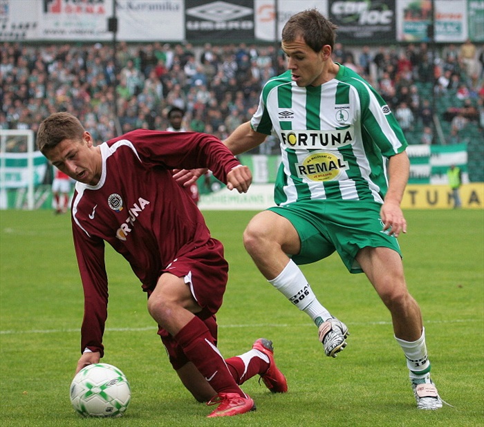 Kotyza bojuje o míč.