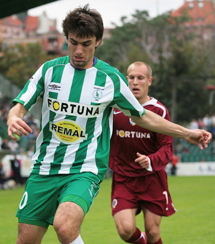 Morávek se chystá ke střele.