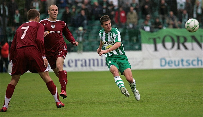 Marek centruje do vápna.