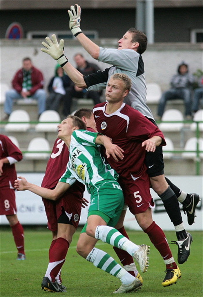 Škoda zavalenou rudou hradbou.