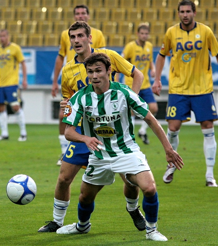 Ibragimov si kryje míč.