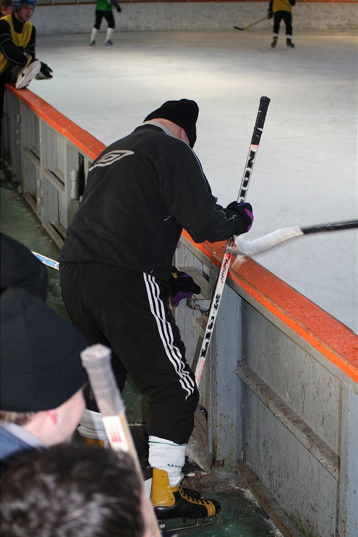 Masér Vláďa Hric se snaží dostat na ledovou plochu.