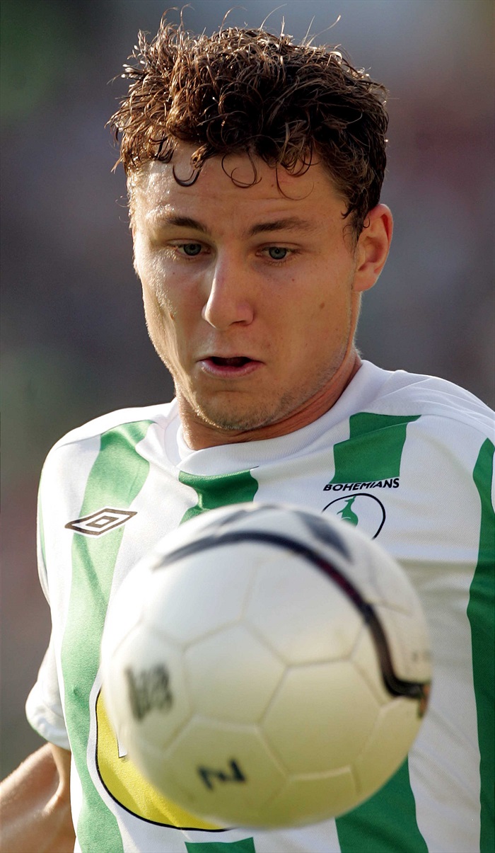 Jan Růžička sleduje míč.