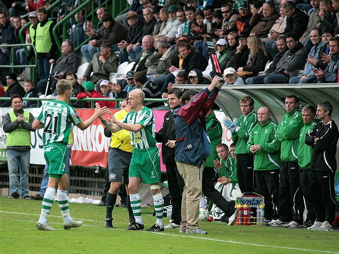 Lukáš Hartig přichází na hřiště.