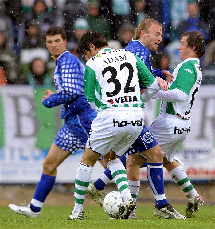 Adam se bil ve středu pole.