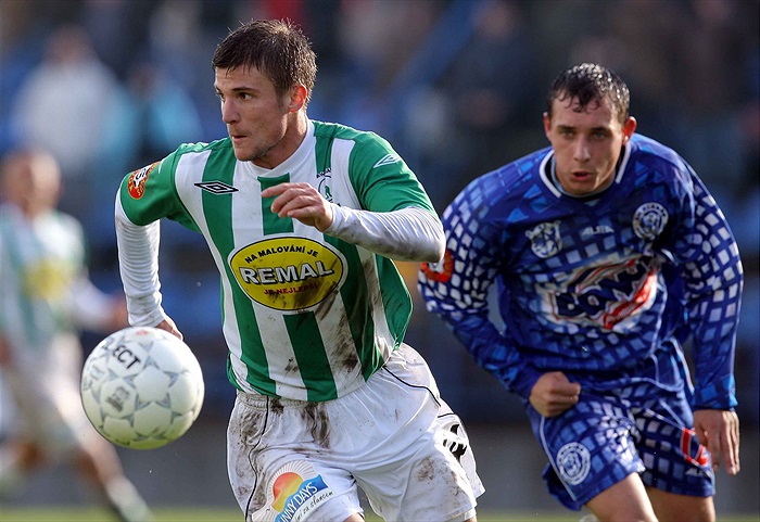 Lukáš Marek bojuje o míč.