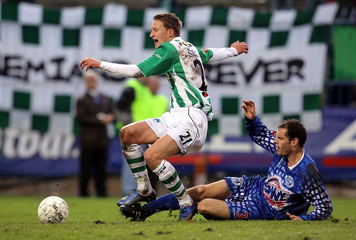 Drozd fauluje Škodu. Měla se pískat penalta - Drozd zasáhl nohu i míč zároveň.