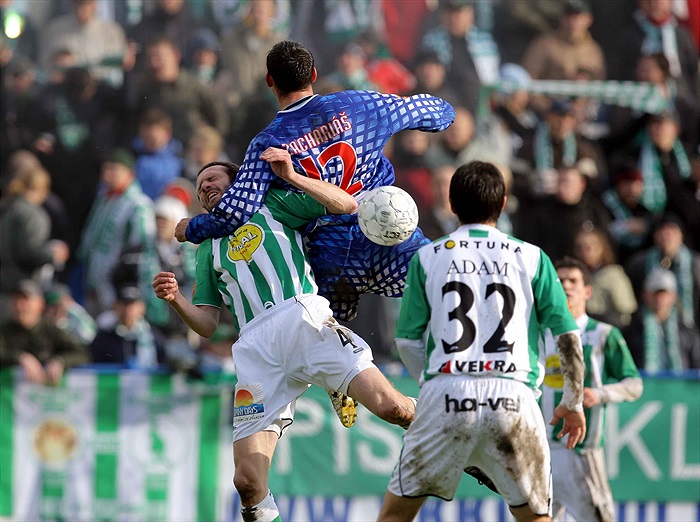 Zachariáš chytl do kravaty Kunáška.