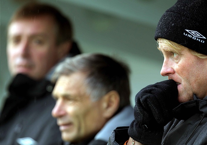 Trenéři Busta a Hradecký sledují zápas.