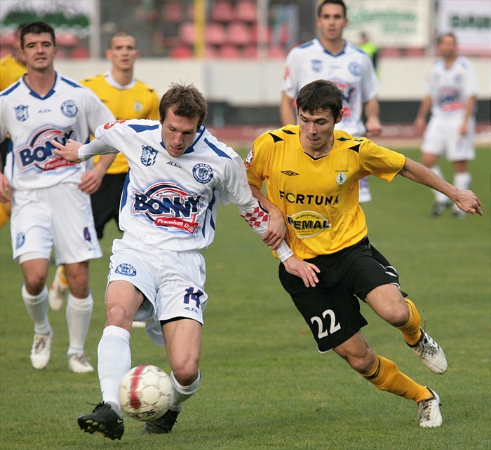 Ibragimov bojuje o míč.