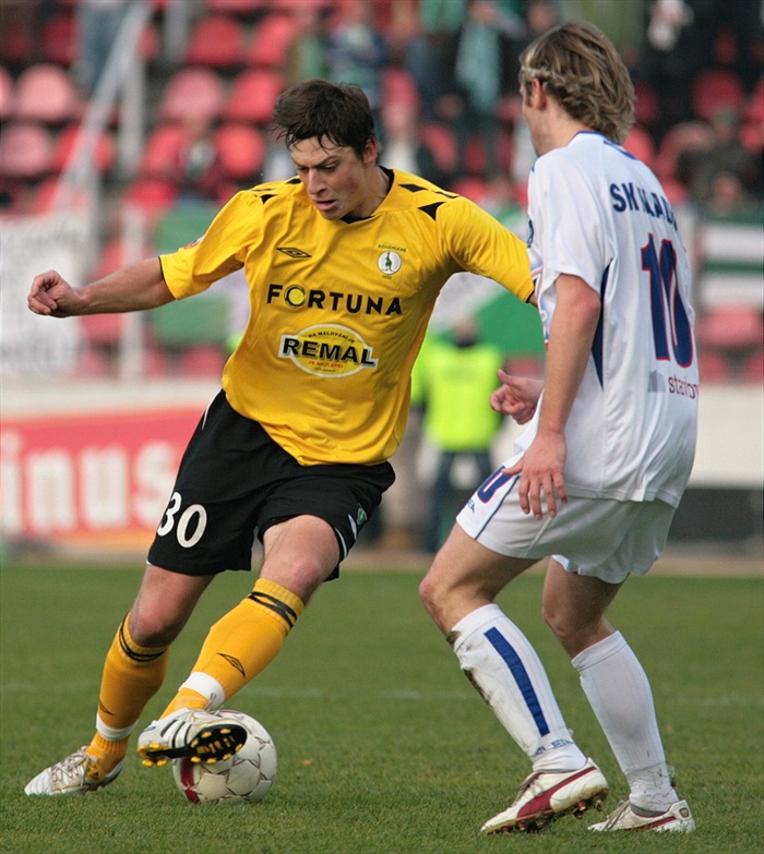 Hrdlička obchází protihráče.