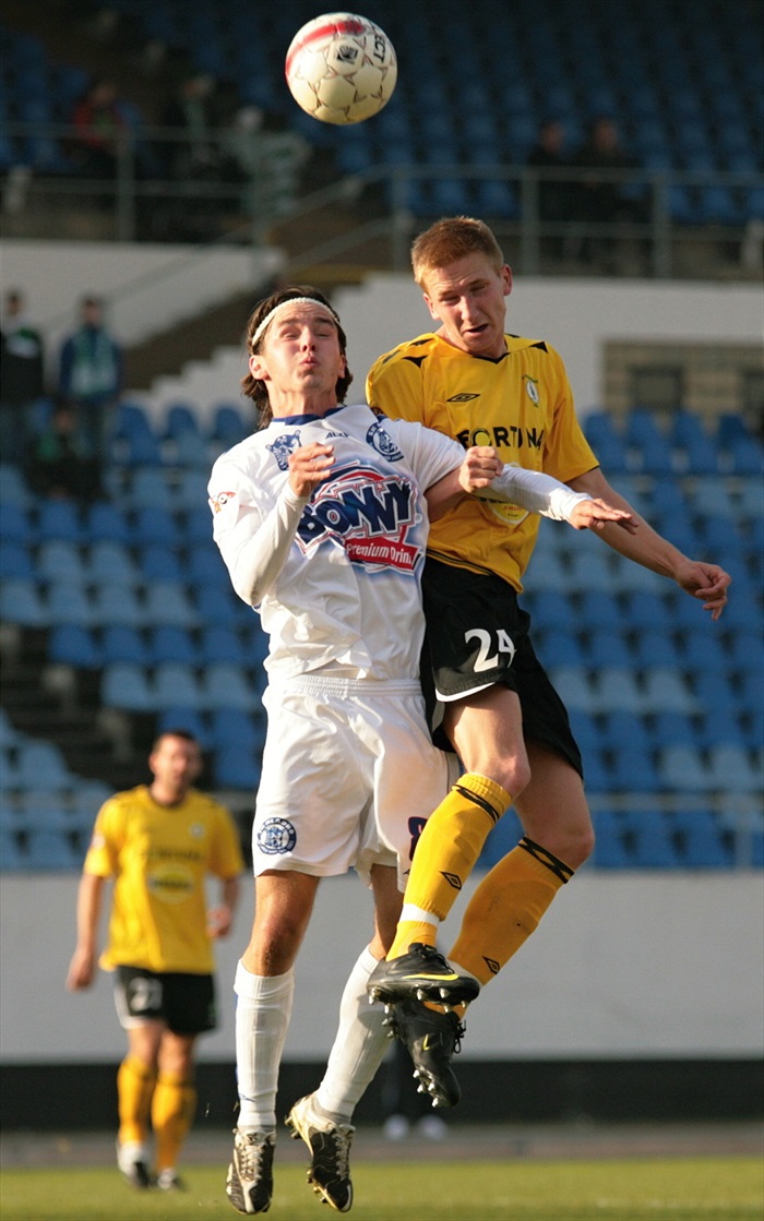 Pávek v hlavičkovém souboji.