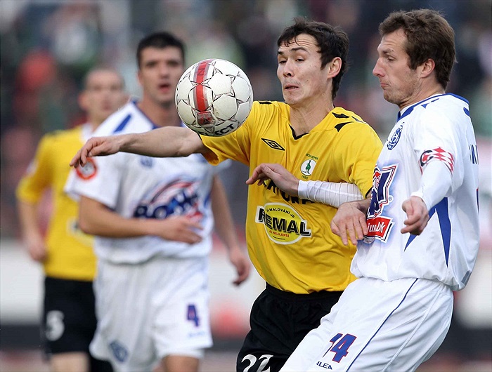 Ibragimov bojuje o míč.