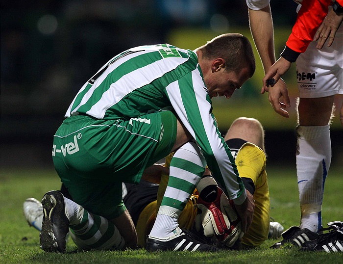 Marek Nikl důrazně zajel do gólmana, pak o něj pečoval
