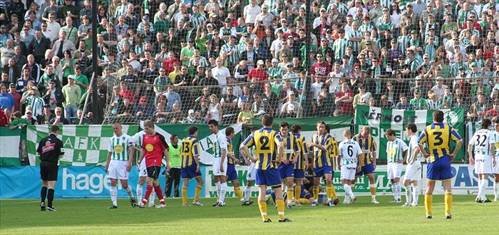 Po faulu a červené kartě Radek Sňozík opouští hřiště.