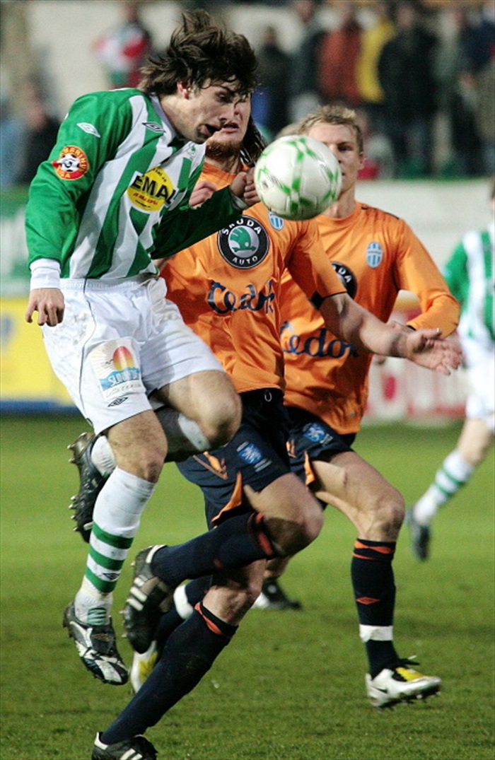 Morávek bojuje o míč.