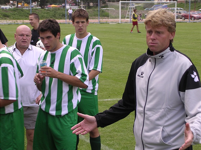 Trenér Busta je hodně temperamentní - poznájí to i diváci na hlavní tribuně.