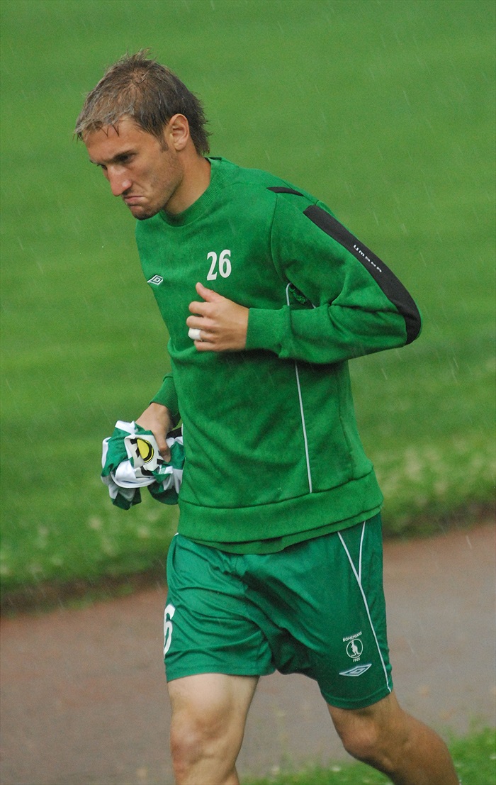 Marek Jungr prchá před deštěm.