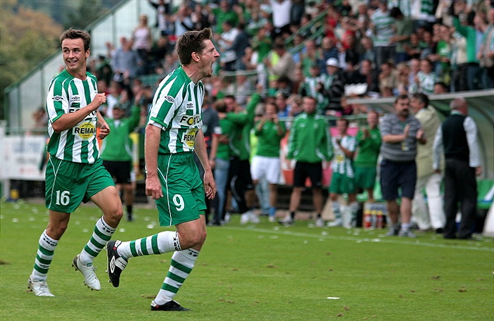 Rychlík se raduje z gólu.