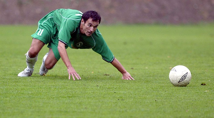 Jaroslav Kamenský bojuje s mokrým terénem (Bohemka - Al-Arabi, podzim 2003)