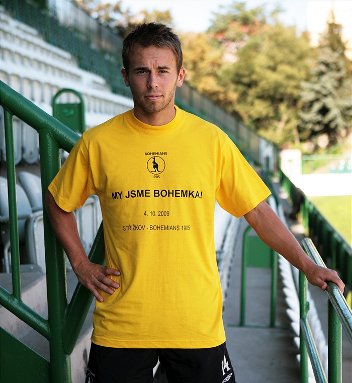 Jan Štohanzl v tričku, ve kterém půjdou fanoušci na zápas se Střížkovem.