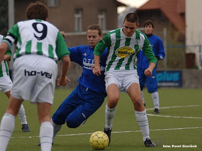 Busta si kryje míč, přihlíží Rychlík