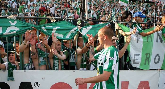 Harťas se zdraví s fanoušky.