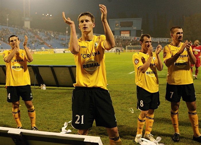 Hráči děkují fanouškům.