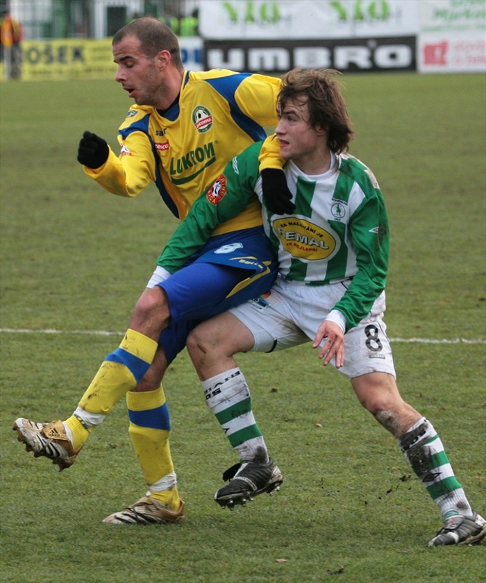 Ivan Hašek v boji o míč.