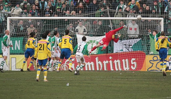 Sňozík se snaží dosáhnout na střelu, která skončí na břevně.