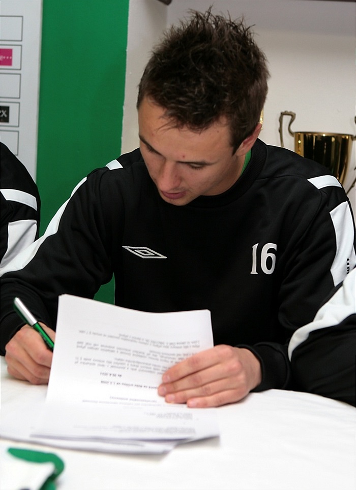 Jan Moravec při podpisu smlouvy.