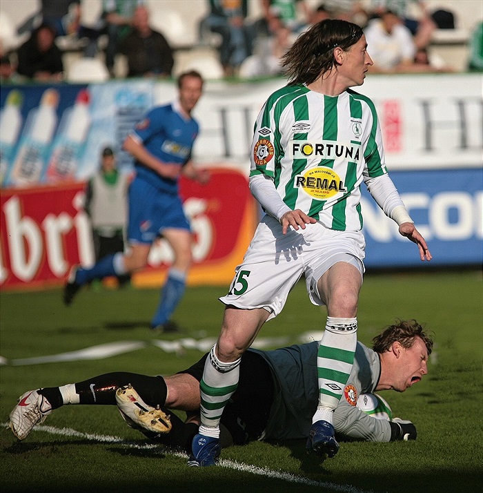 Před Jiřím Kaufmanem zasahuje gólman Baníku