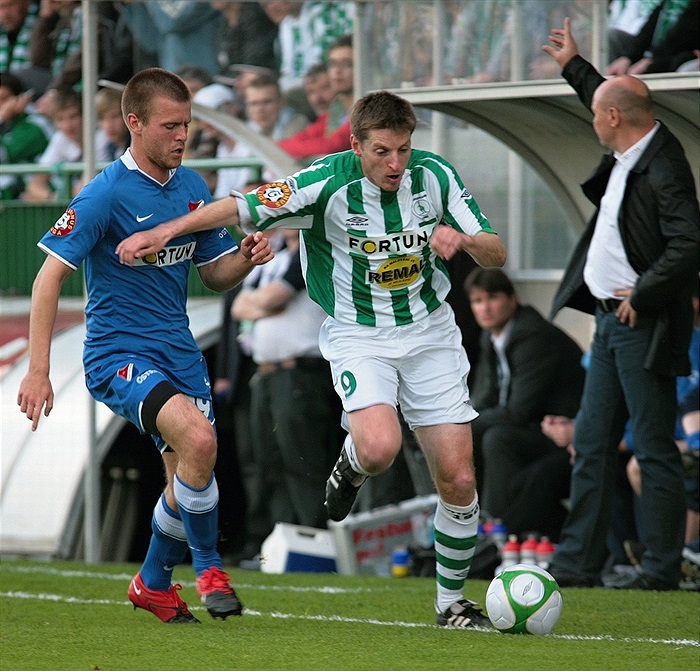 Rychlík se snaží projít podél lajny