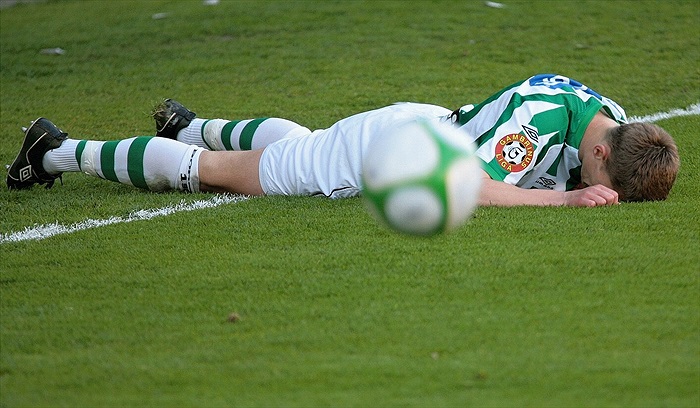 Milan Škoda zůstává na zemi po jedné z šancí