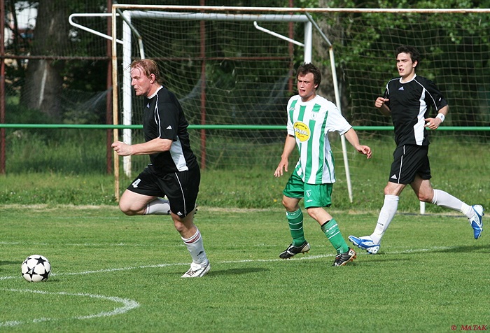 Ivan Hašek mezi obránci.