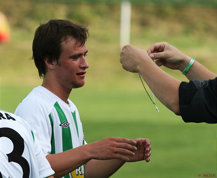 Ivan Hašek dostává řetízek po svépm bratrovi.