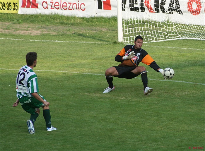 Petr Zavadil dává vítězný gól.