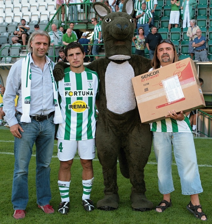 Josef Jindřišek - muž zápasu dostal televizor značky Sencor.