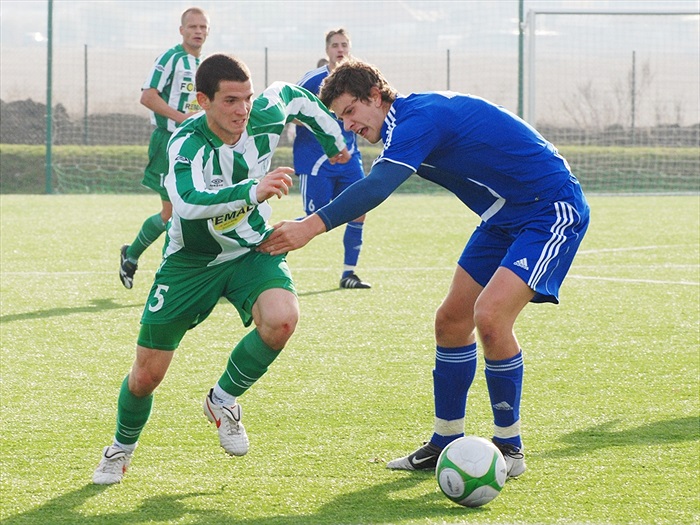 Bartka  se snaží soupeře zastavit faulem