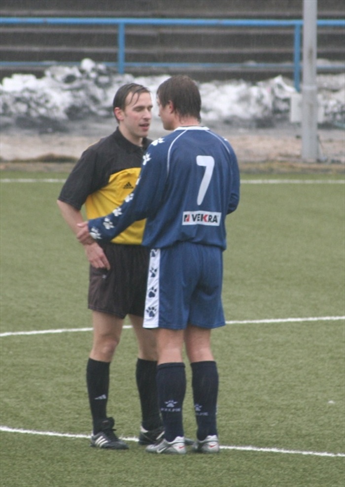 Jiří Rosický diskutuje se sudí Kocourkem o důvodech žluté karty.