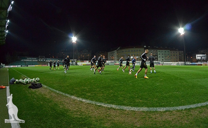 Předzápasový trénink za umělého osvětlení